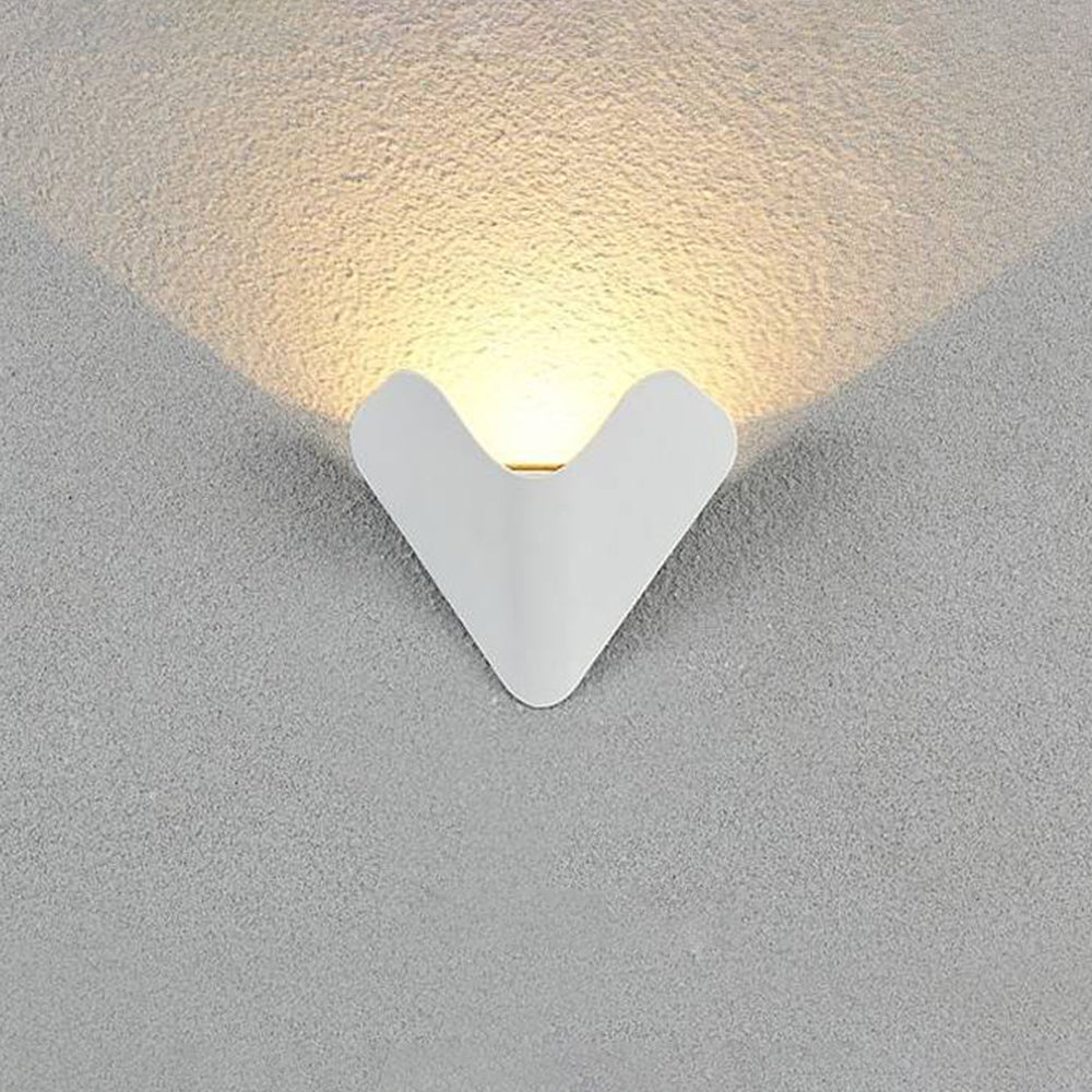 Orr Minimalist Triangle Metal Outdoor Wall Lamp, Balck/White